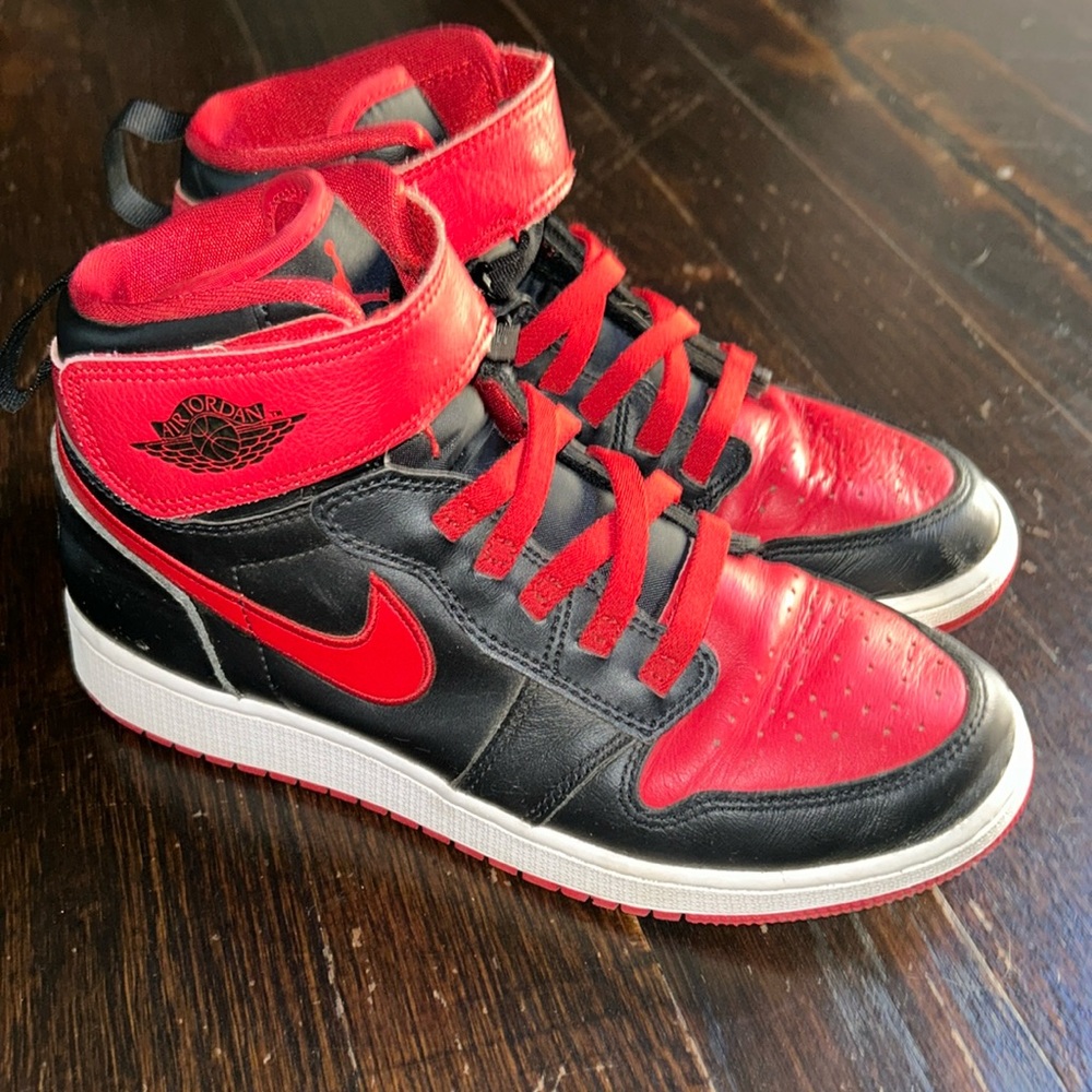 Jordan 1 High FlyEase Sneakers.